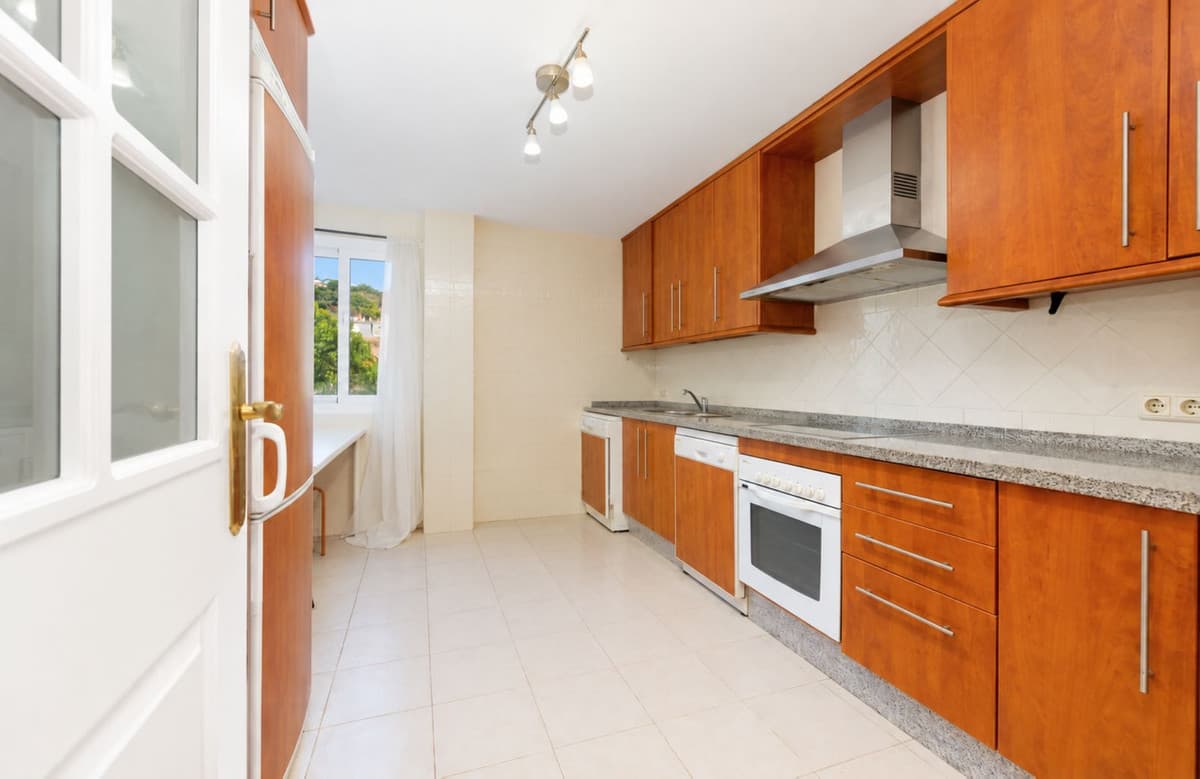 Middle Floor Apartment in Elviria — photo 3 of 9