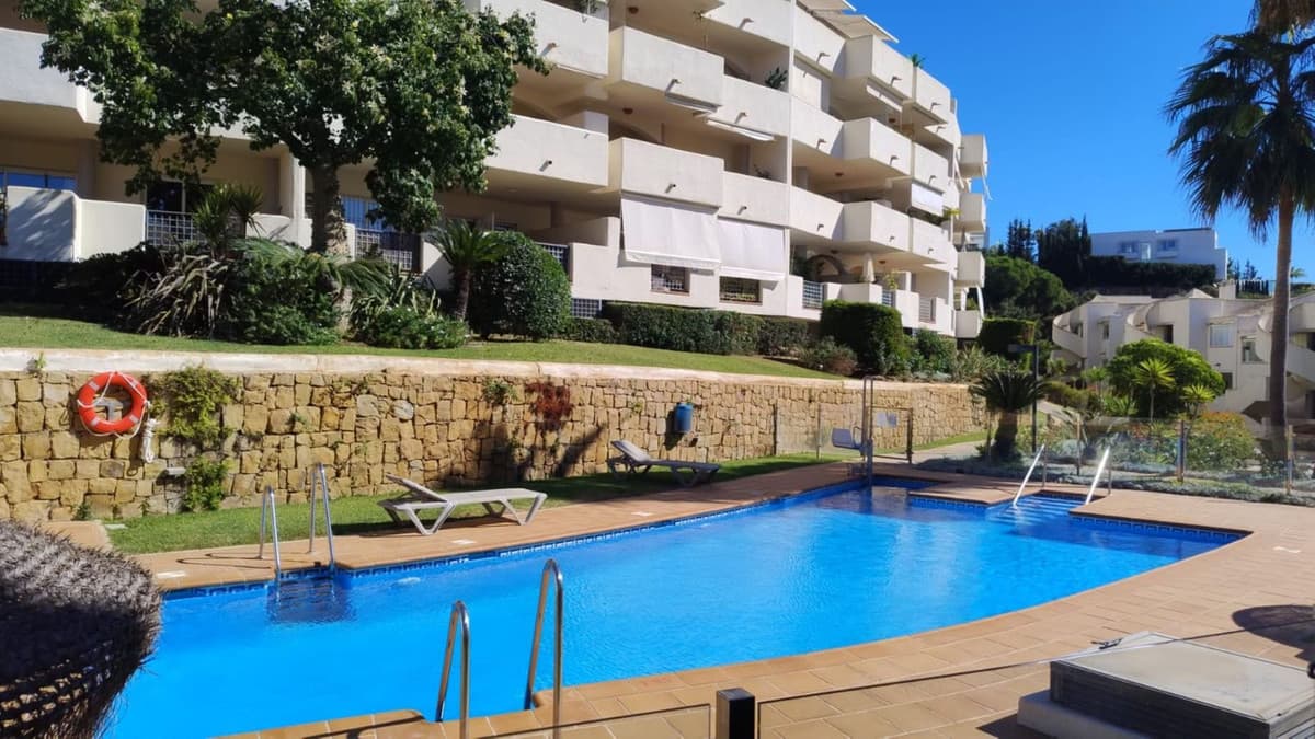 Middle Floor Apartment in Elviria — photo 4 of 9