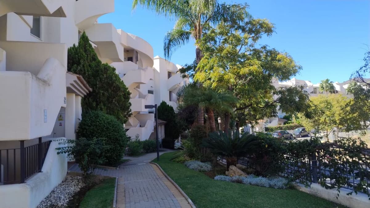 Middle Floor Apartment in Elviria — photo 7 of 9