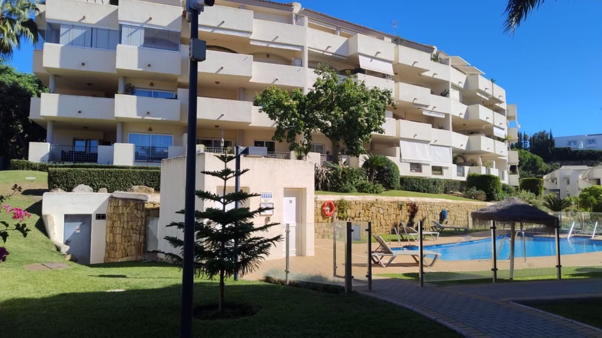 Middle Floor Apartment in Elviria — photo 8 of 9