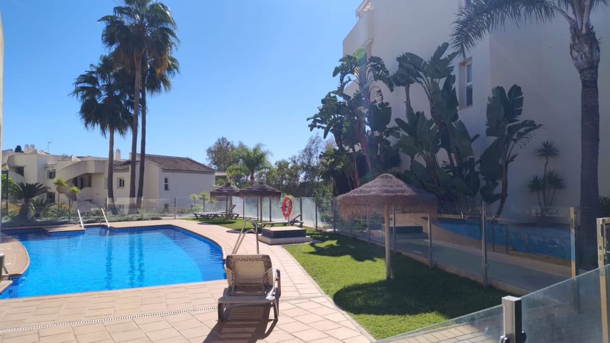 Middle Floor Apartment in Elviria — photo 9 of 9