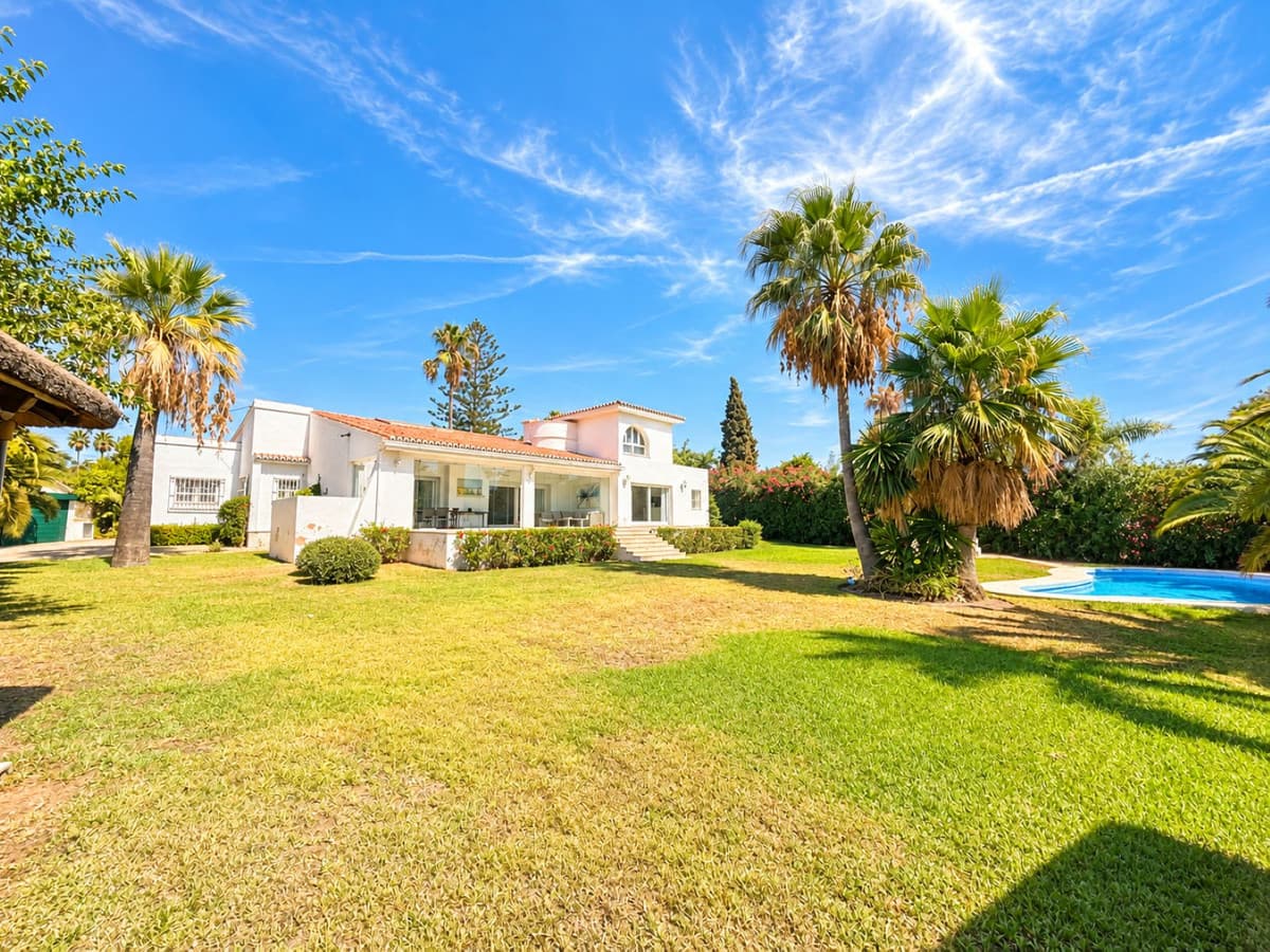 Detached Villa in El Paraiso — photo 1 of 10