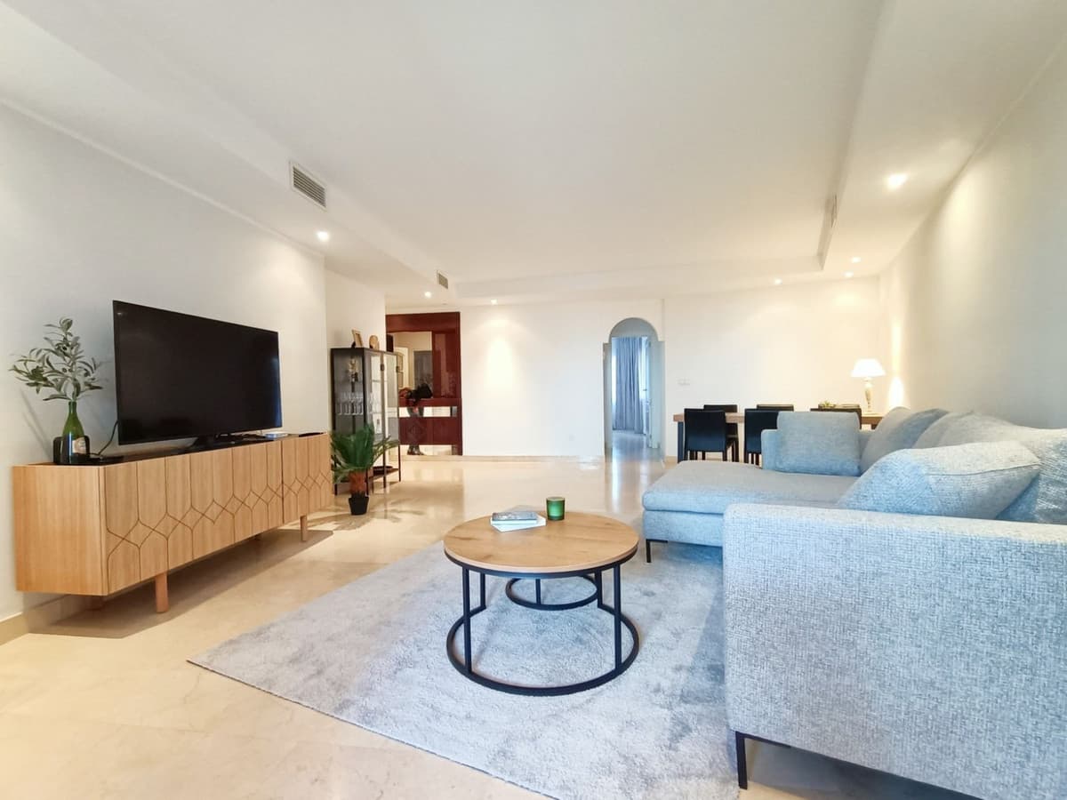 Middle Floor Apartment in The Golden Mile — photo 8 of 10