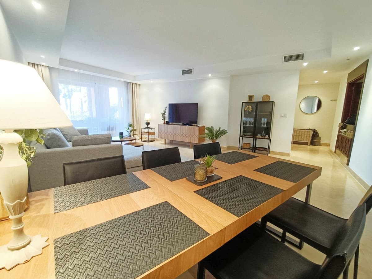 Middle Floor Apartment in The Golden Mile — photo 9 of 10