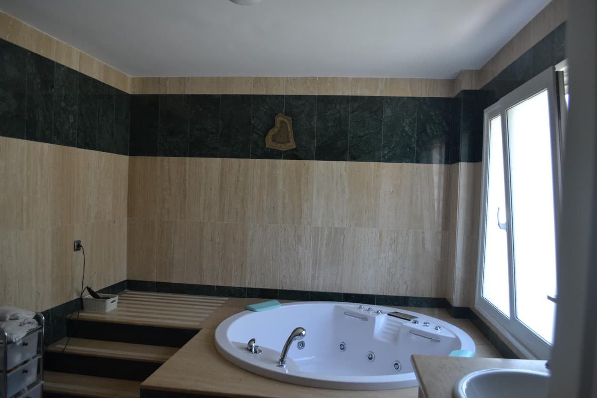 Detached Villa in Alhaurín de la Torre — photo 2 of 10