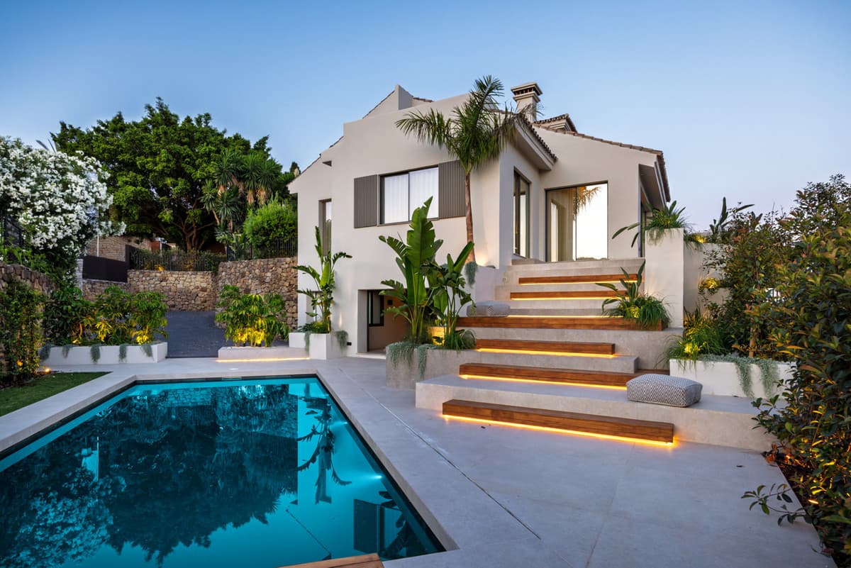 Detached Villa in Nueva Andalucía — photo 1 of 10