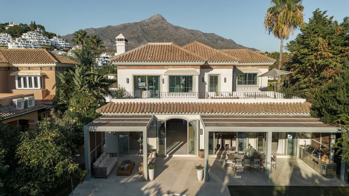 Detached Villa in Nueva Andalucía — photo 1 of 10
