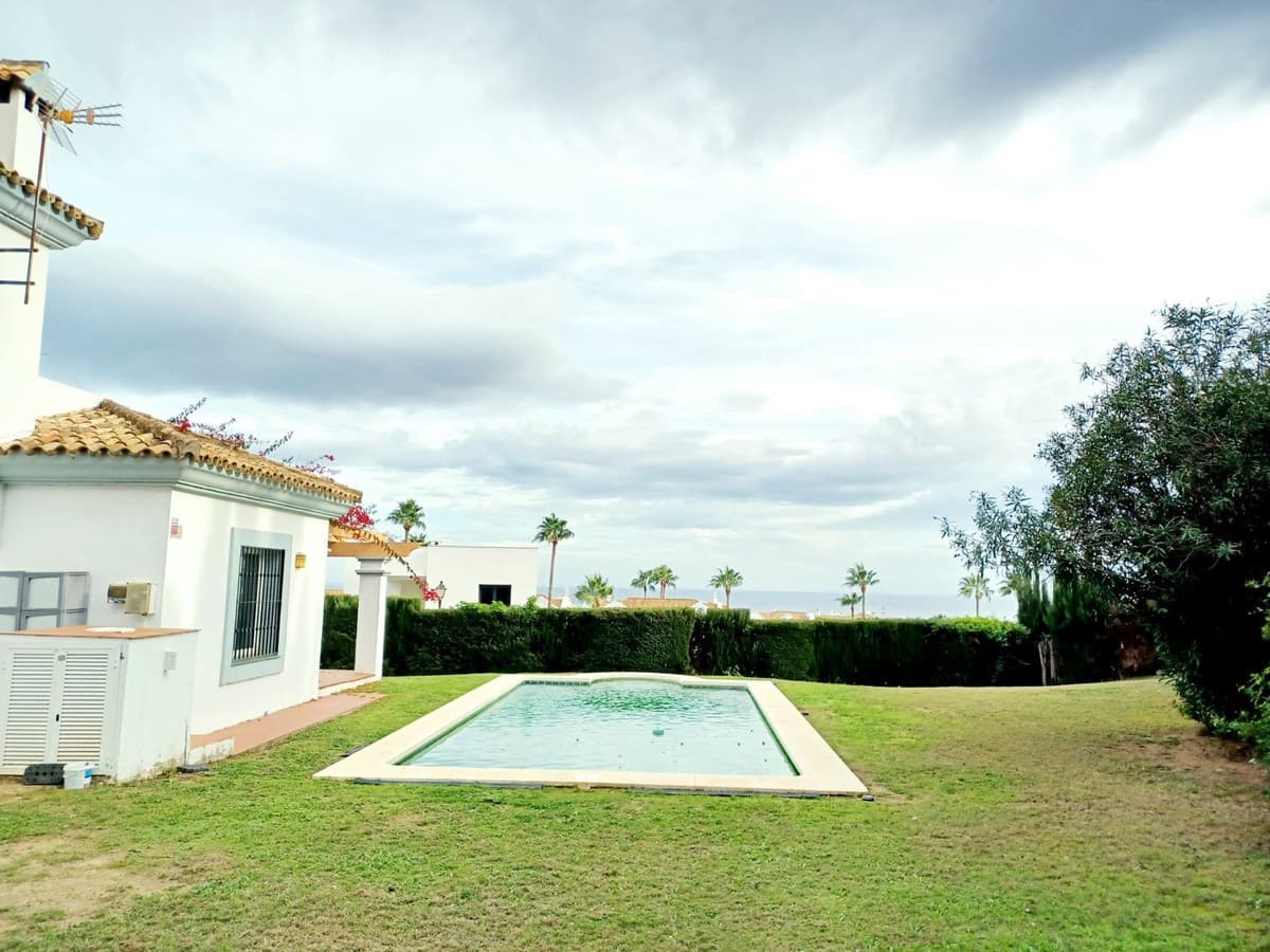 Detached Villa in La Alcaidesa — photo 2 of 10