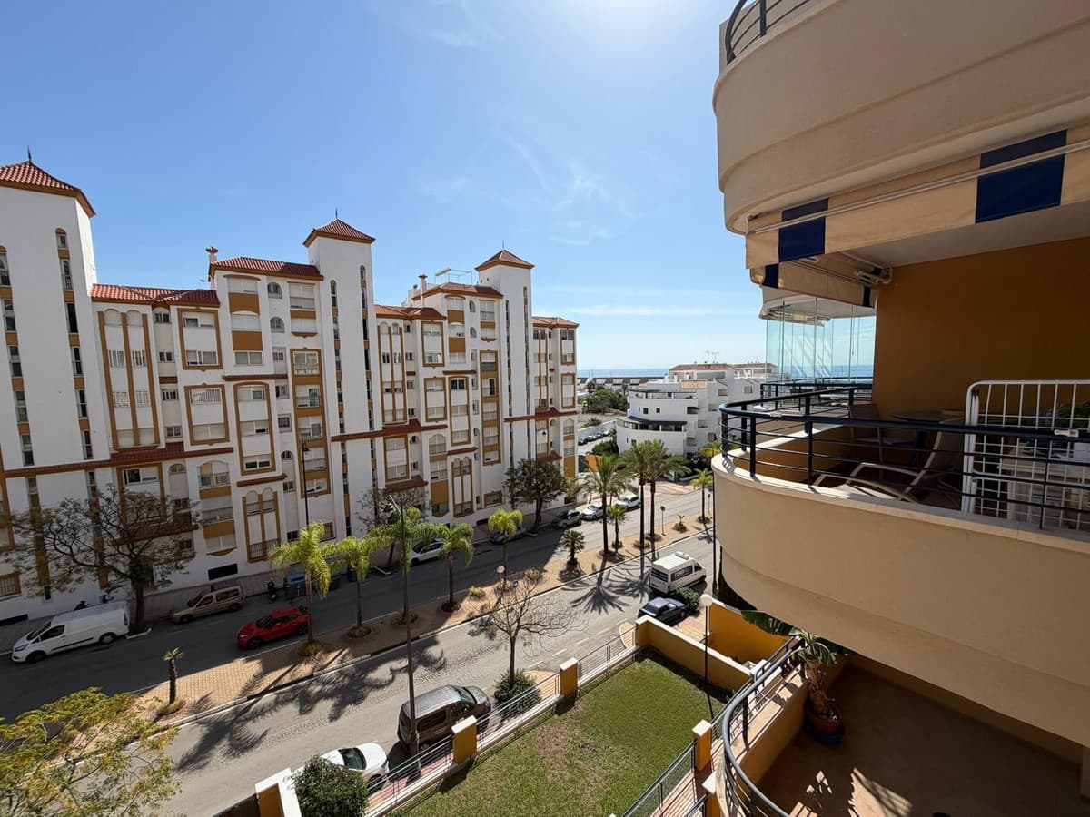 Middle Floor Apartment in Estepona — photo 3 of 10