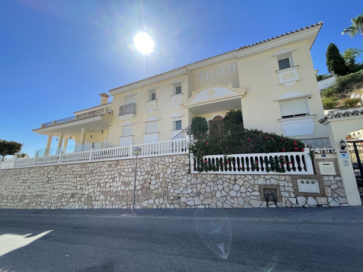 Detached Villa in Riviera del Sol — photo 1 of 10