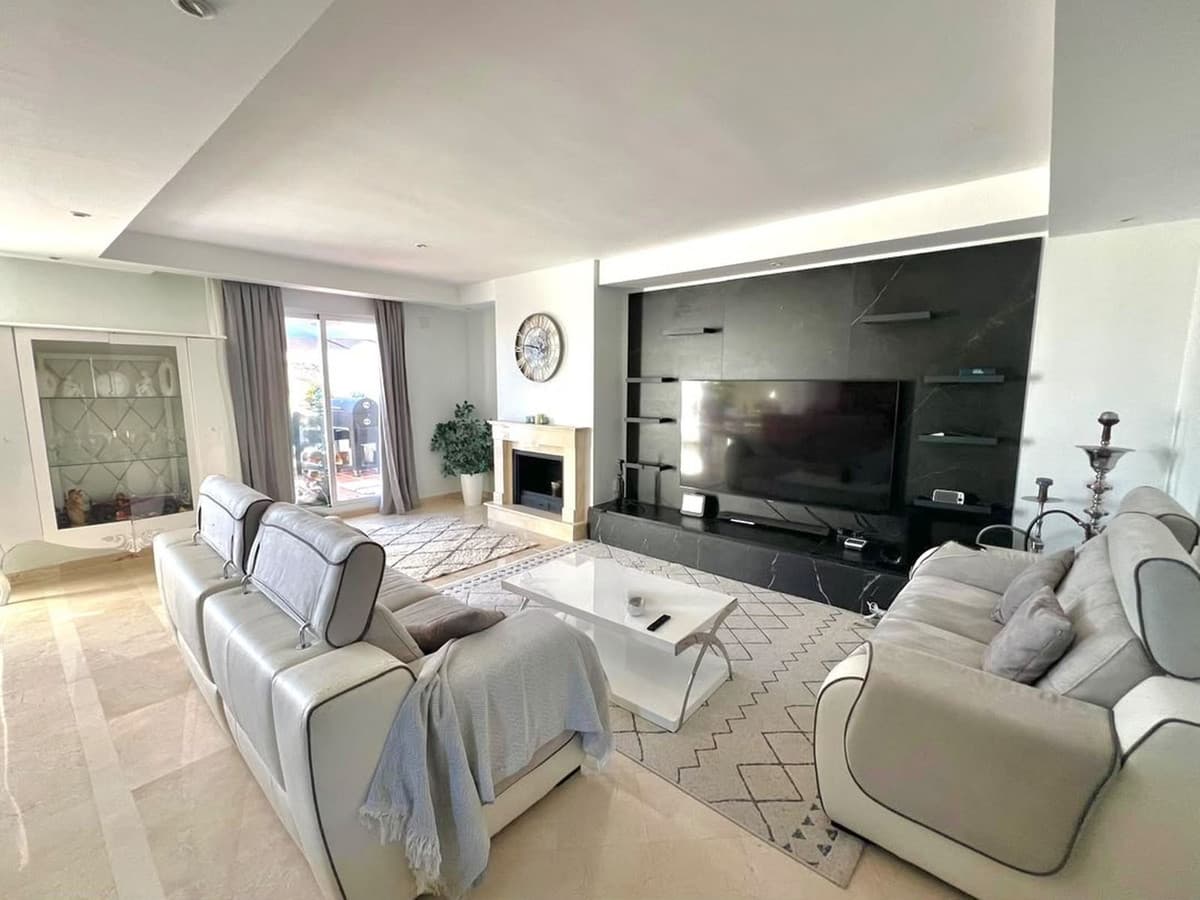 Middle Floor Apartment in Nueva Andalucía — photo 1 of 10
