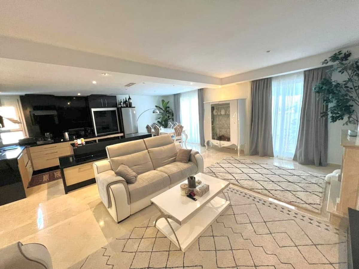 Middle Floor Apartment in Nueva Andalucía — photo 4 of 10