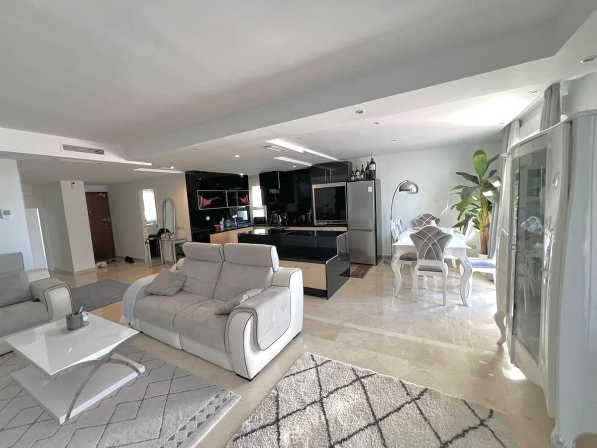 Middle Floor Apartment in Nueva Andalucía — photo 6 of 10