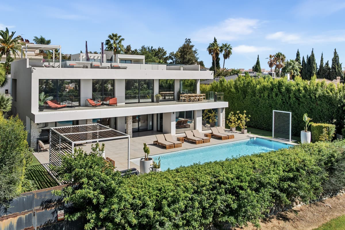 Detached Villa in Nueva Andalucía — photo 1 of 10