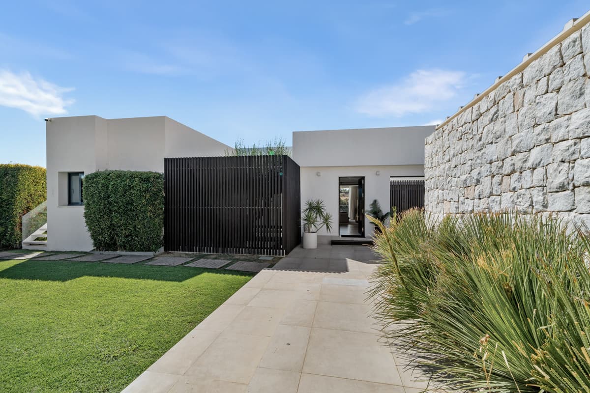 Detached Villa in Nueva Andalucía — photo 3 of 10