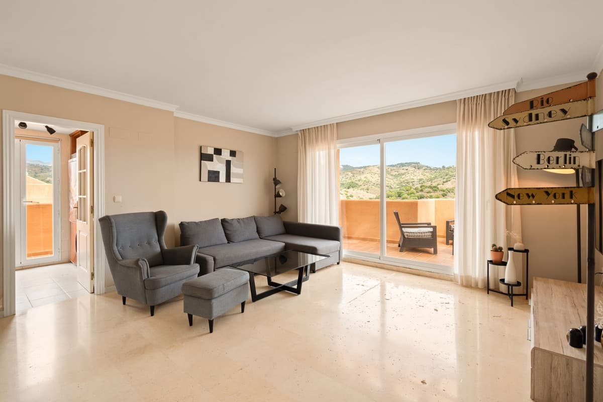 Penthouse Duplex in Elviria — photo 3 of 10