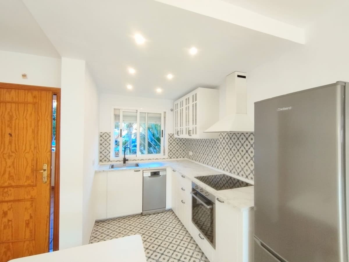 Middle Floor Apartment in Calahonda — photo 10 of 10