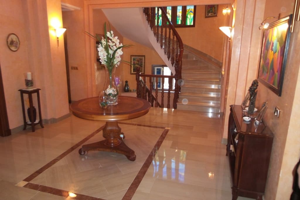 Detached Villa in Alhaurín de la Torre — photo 1 of 10