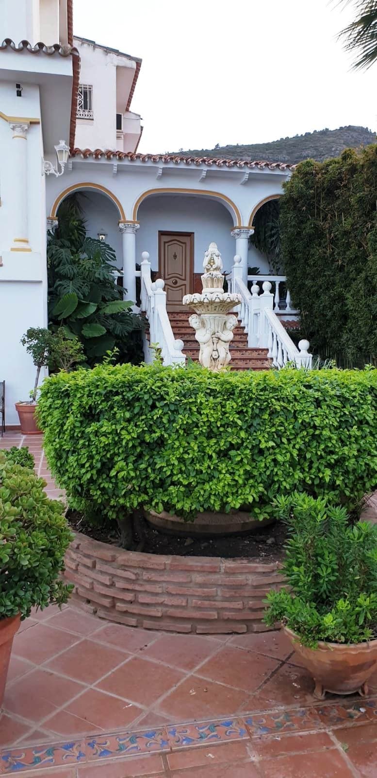 Detached Villa in Alhaurín de la Torre — photo 1 of 10