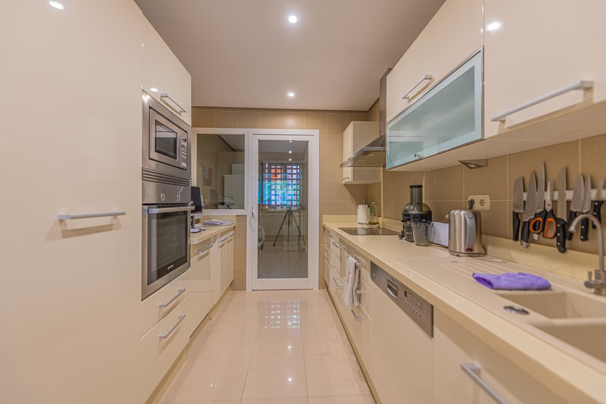 Middle Floor Apartment in Nueva Andalucía — photo 8 of 10