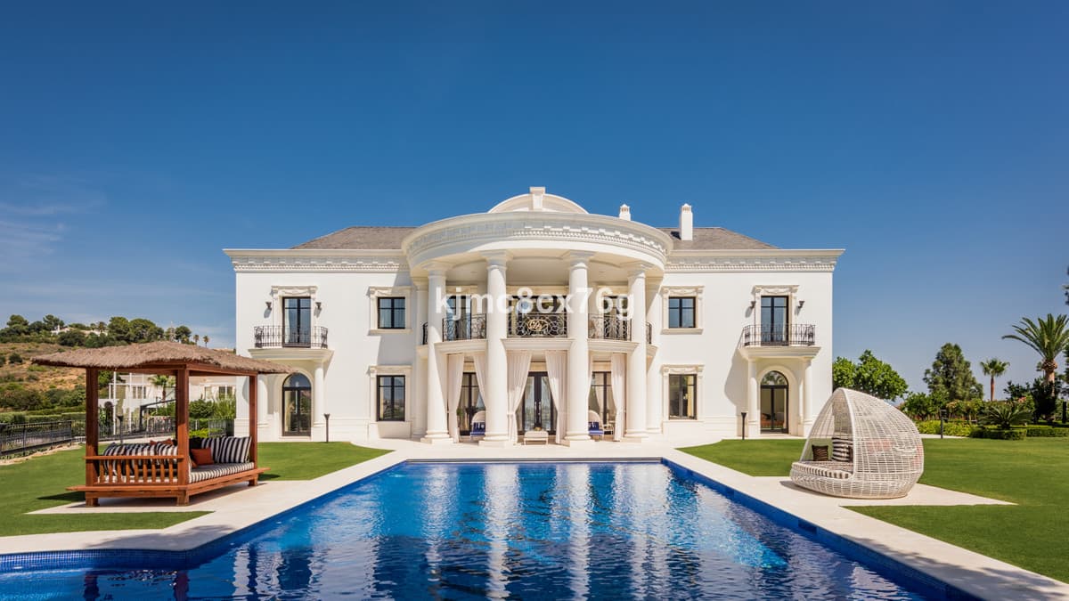 Detached Villa in Hacienda Las Chapas — photo 1 of 10