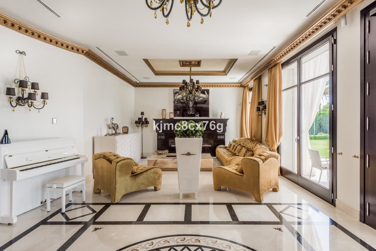 Detached Villa in Hacienda Las Chapas — photo 6 of 10