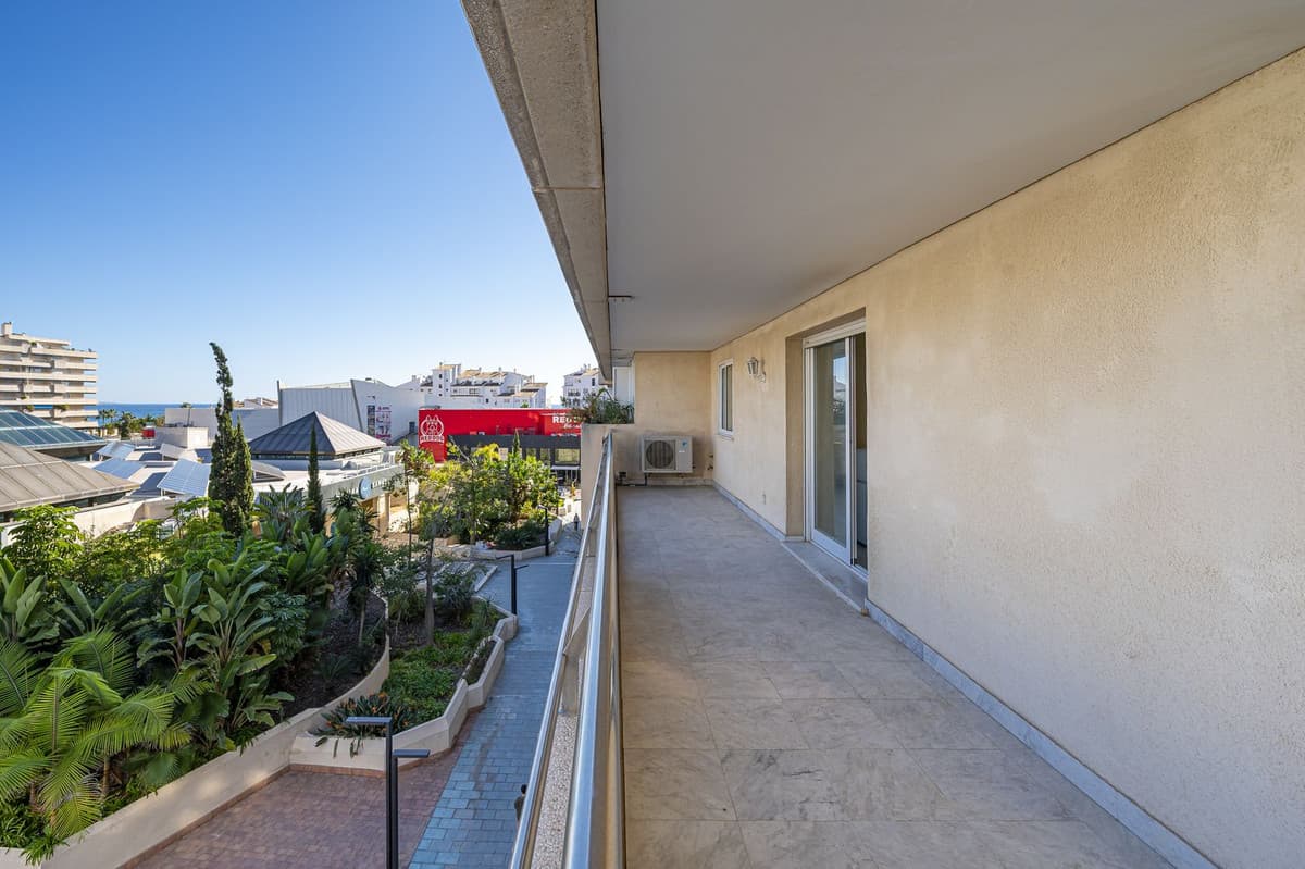 Middle Floor Apartment in Puerto Banús — photo 1 of 10