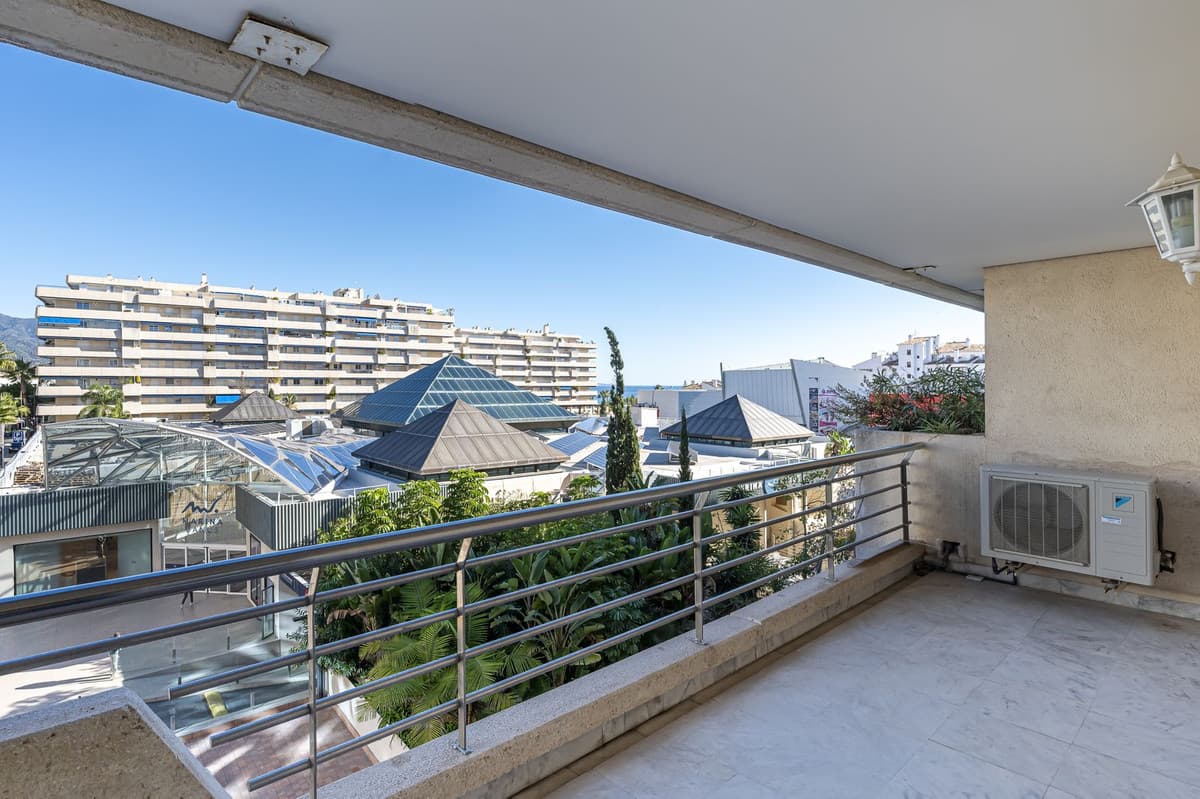 Middle Floor Apartment in Puerto Banús — photo 2 of 10