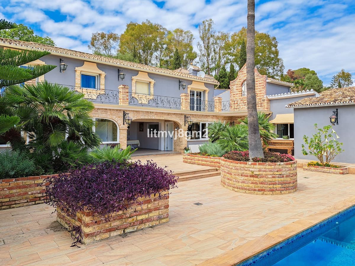 Detached Villa in Benahavís — photo 1 of 10