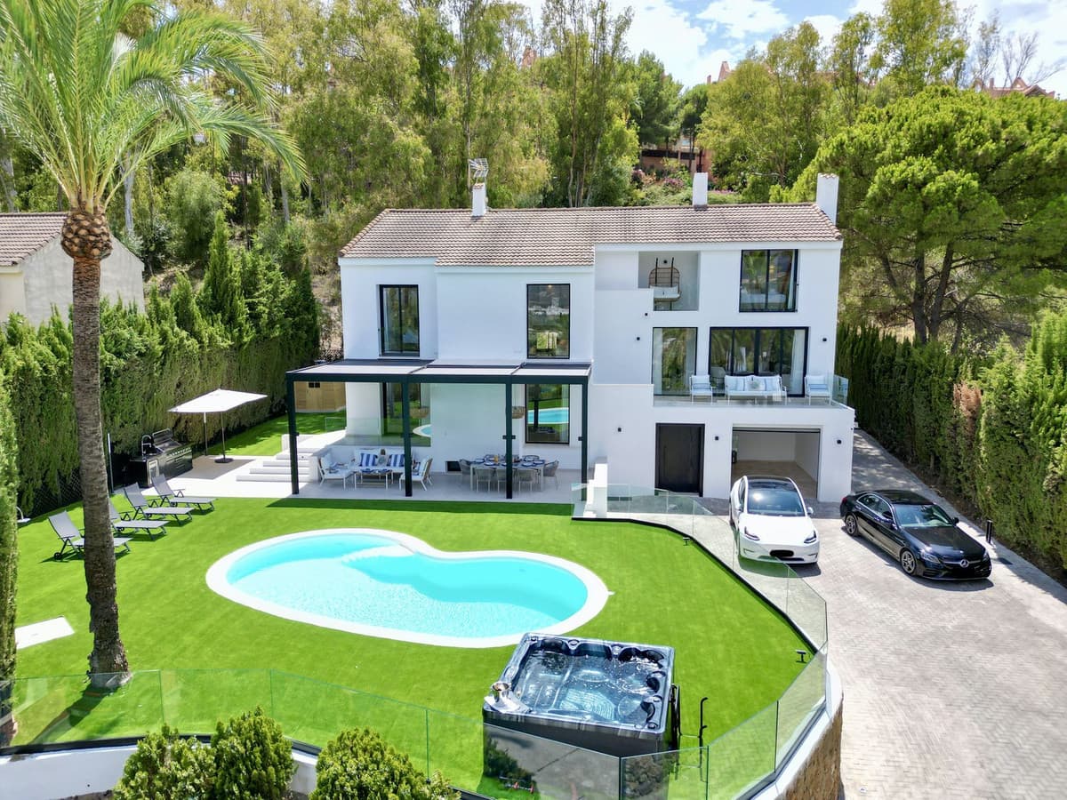 Detached Villa in Nueva Andalucía — photo 1 of 10