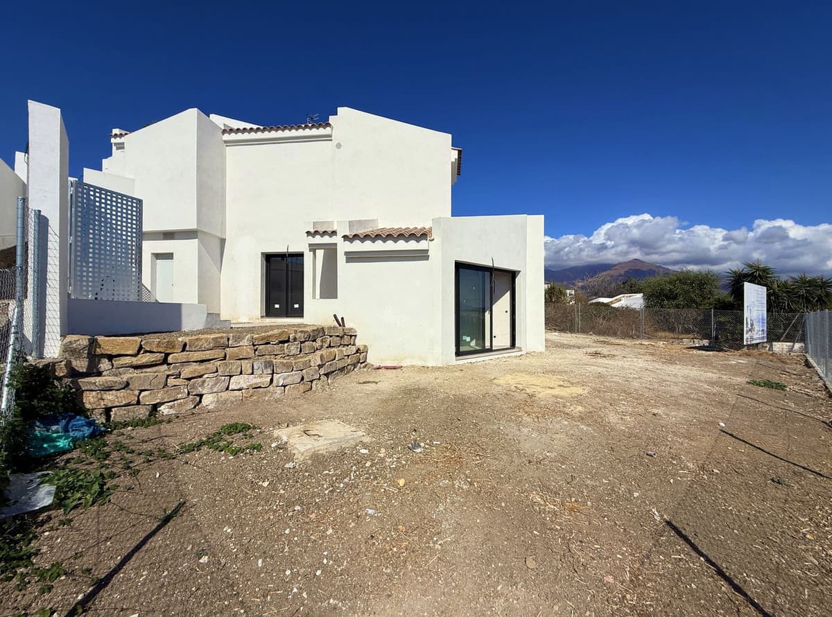 Semi-Detached House in Estepona — photo 1 of 10