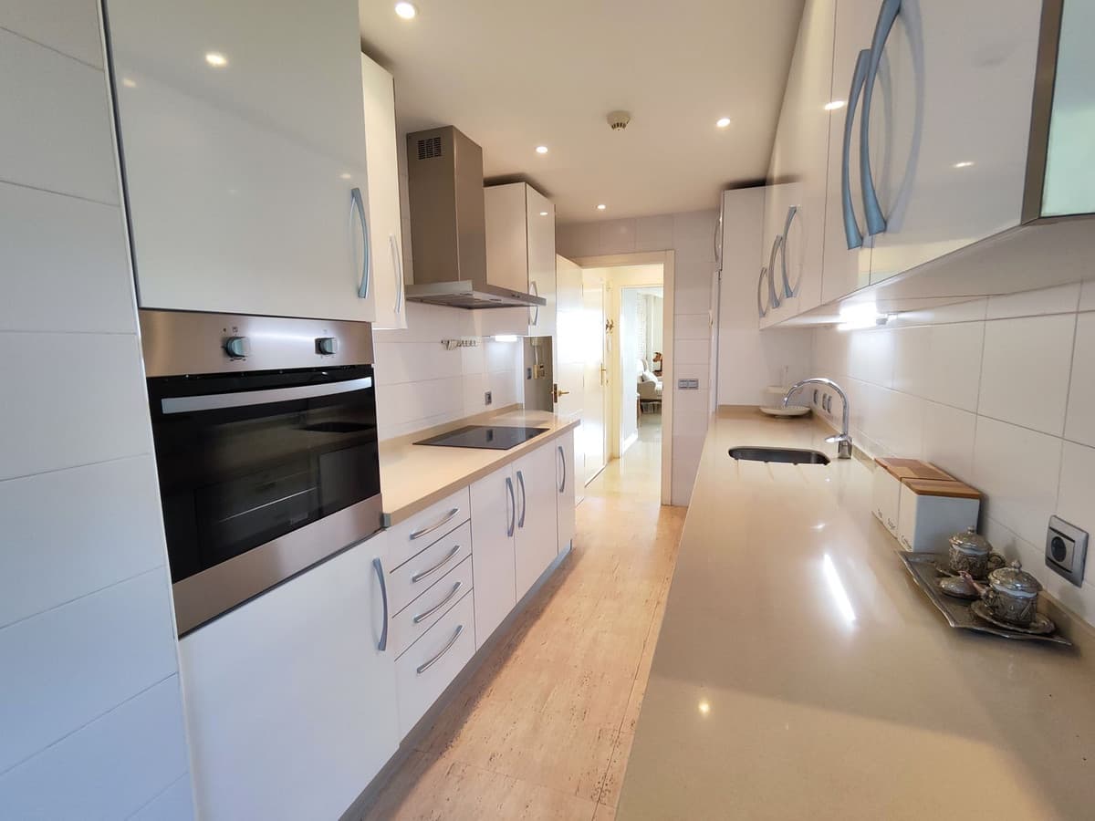 Middle Floor Apartment in Estepona — photo 5 of 10