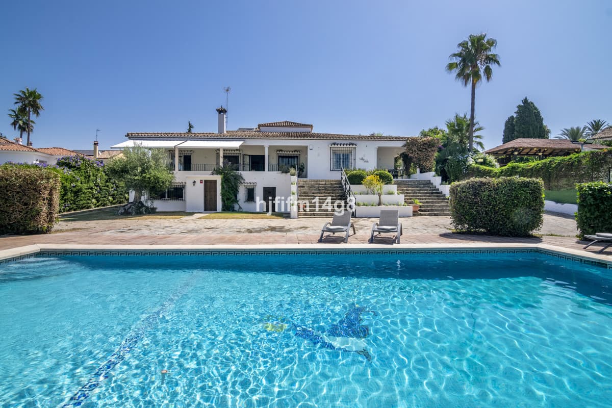 Detached Villa in San Pedro de Alcántara — photo 1 of 10
