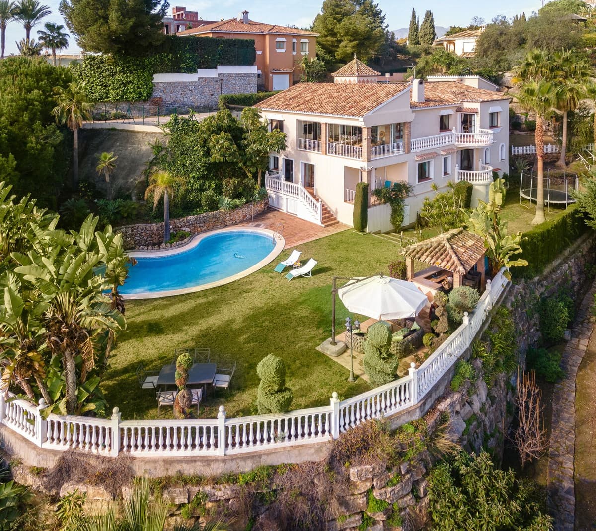 Detached Villa in El Paraiso — photo 1 of 10