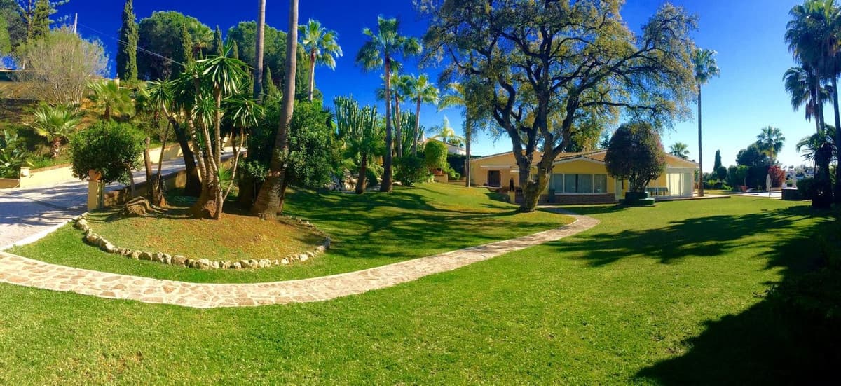 Detached Villa in Elviria — photo 1 of 10