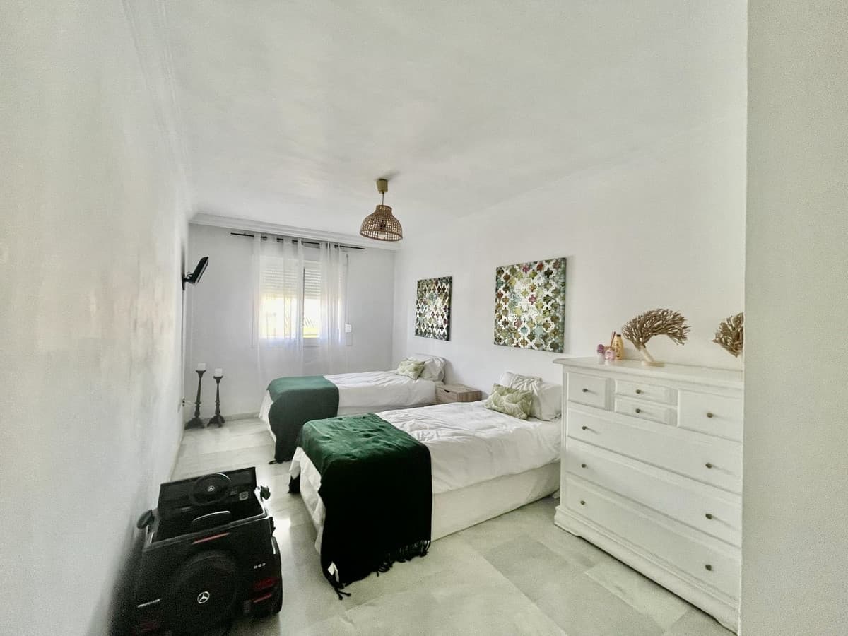 Middle Floor Apartment in The Golden Mile — photo 8 of 10