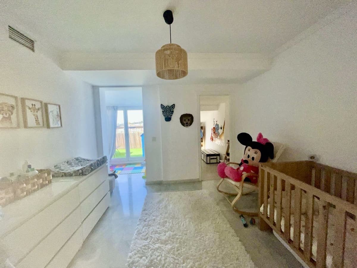 Middle Floor Apartment in The Golden Mile — photo 10 of 10