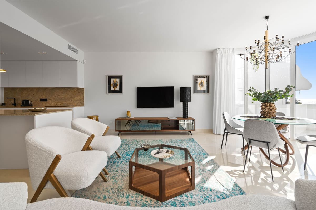Middle Floor Apartment in New Golden Mile — photo 3 of 10