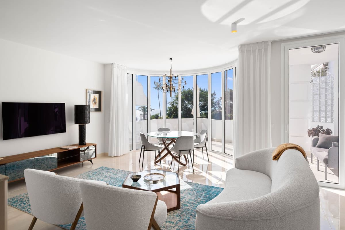 Middle Floor Apartment in New Golden Mile — photo 5 of 10