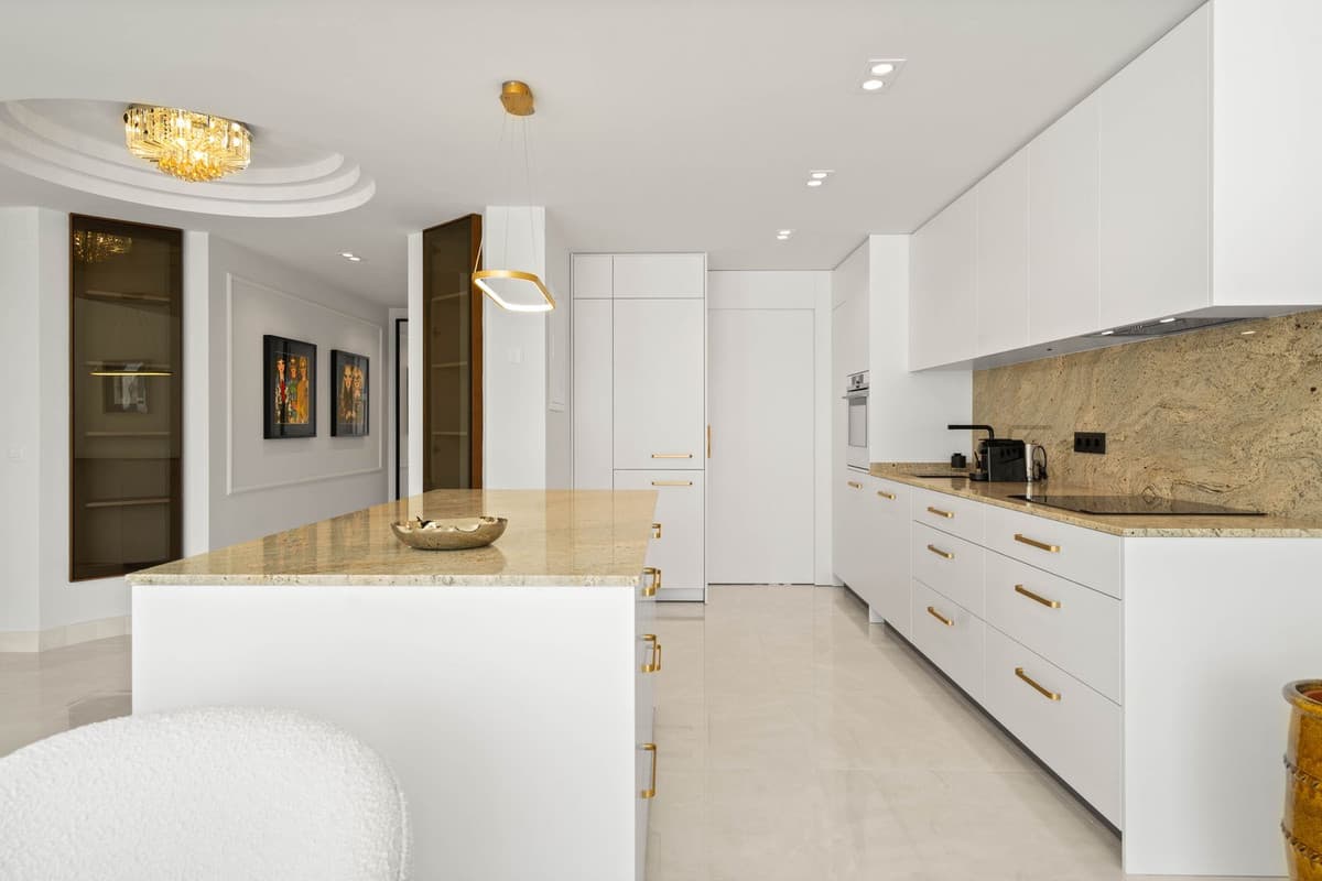 Middle Floor Apartment in New Golden Mile — photo 6 of 10