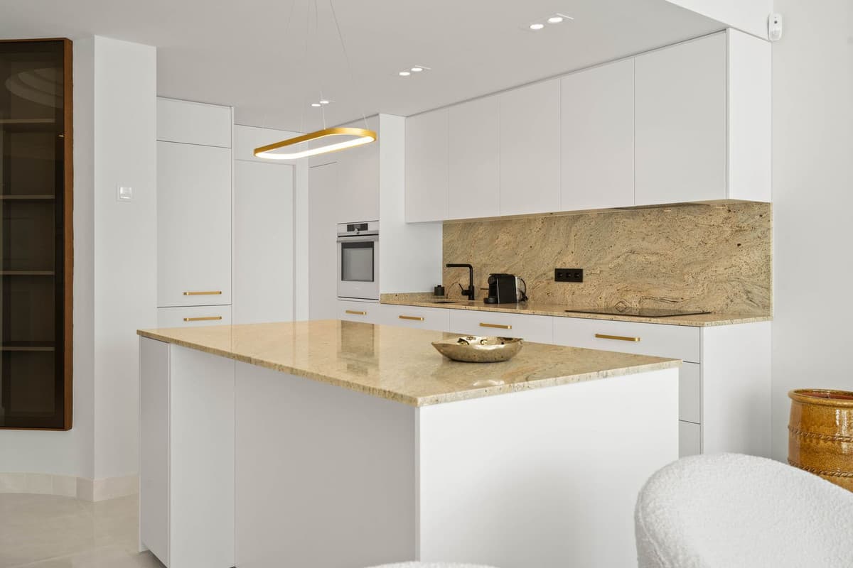 Middle Floor Apartment in New Golden Mile — photo 7 of 10