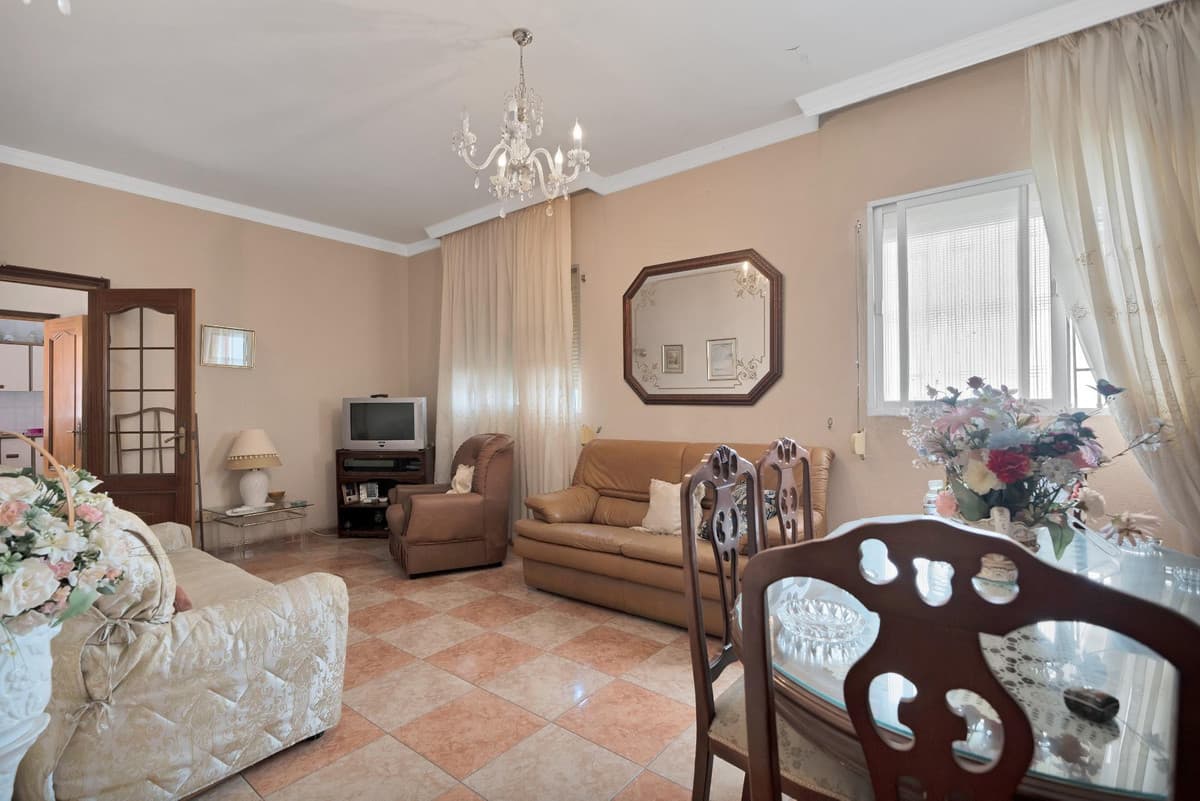 Detached Villa in La Línea — photo 2 of 10