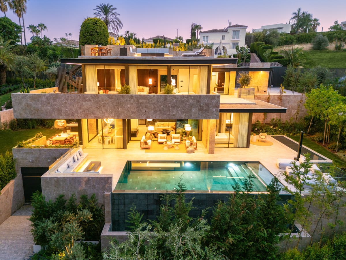 Detached Villa in Nueva Andalucía — photo 1 of 10
