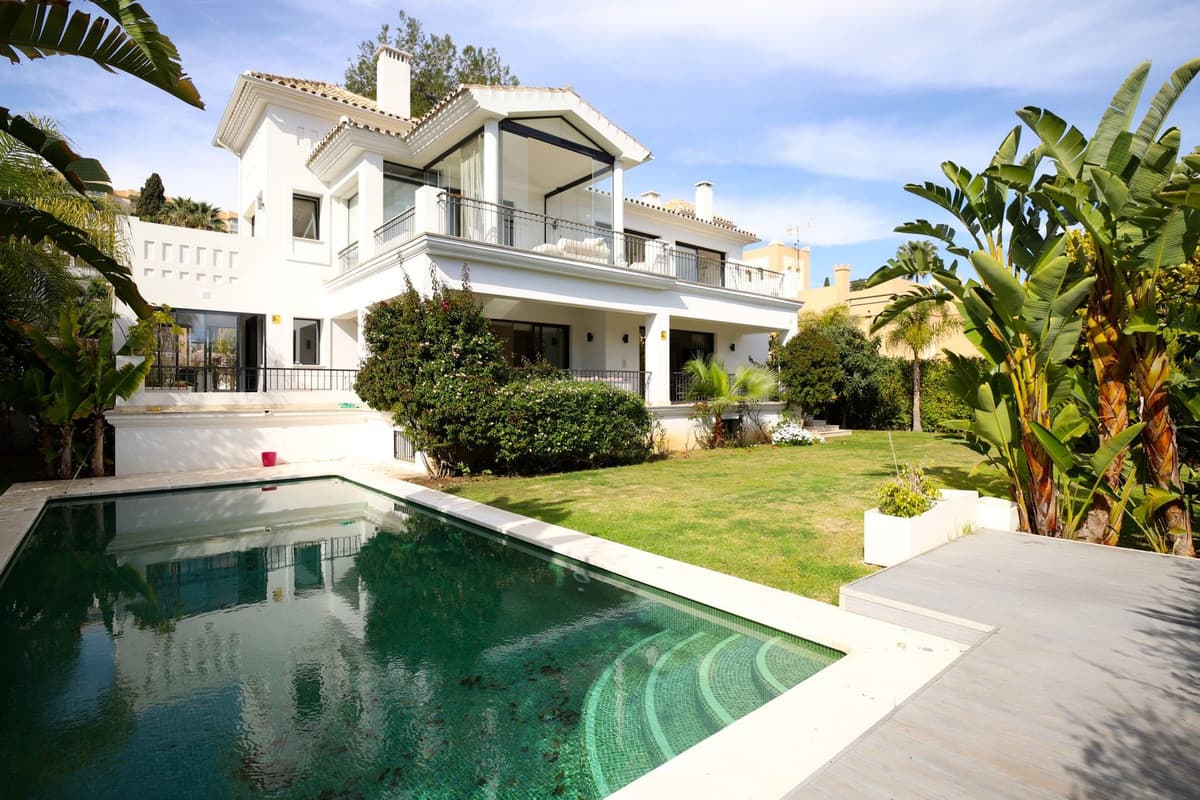 Detached Villa in Nueva Andalucía — photo 1 of 10