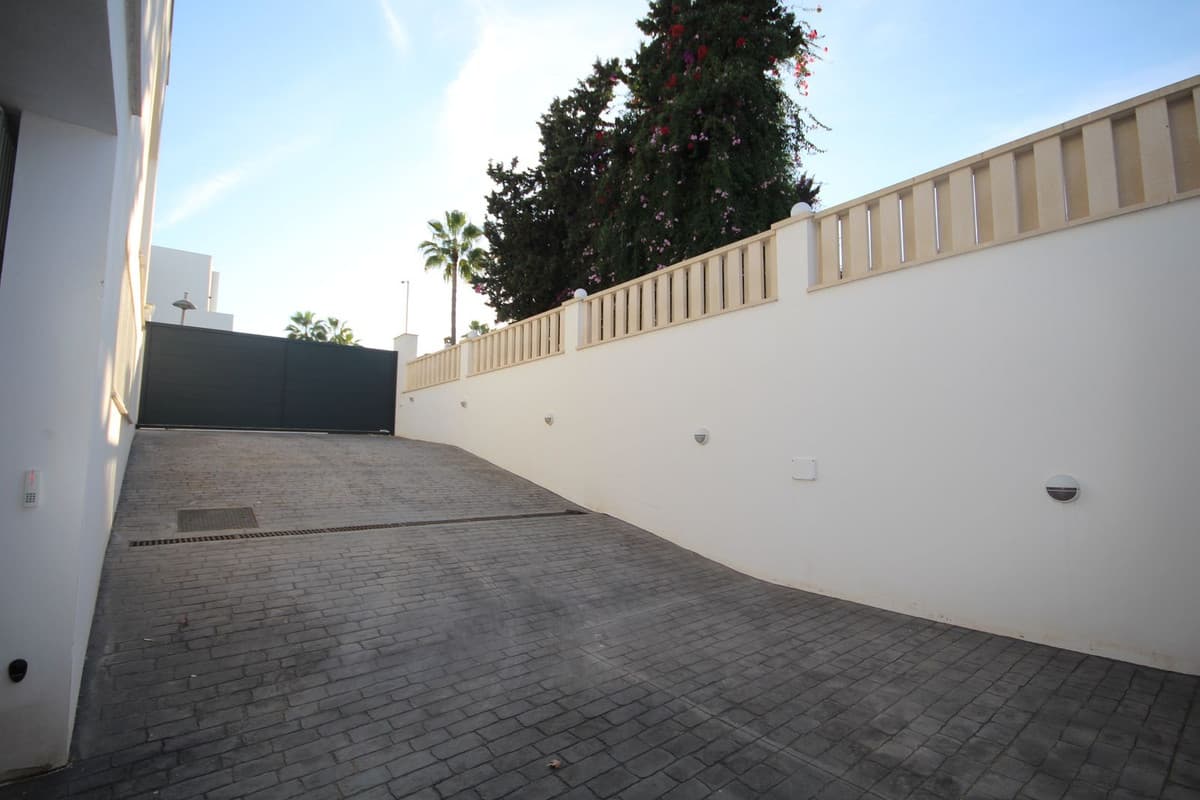 Detached Villa in Elviria — photo 5 of 10