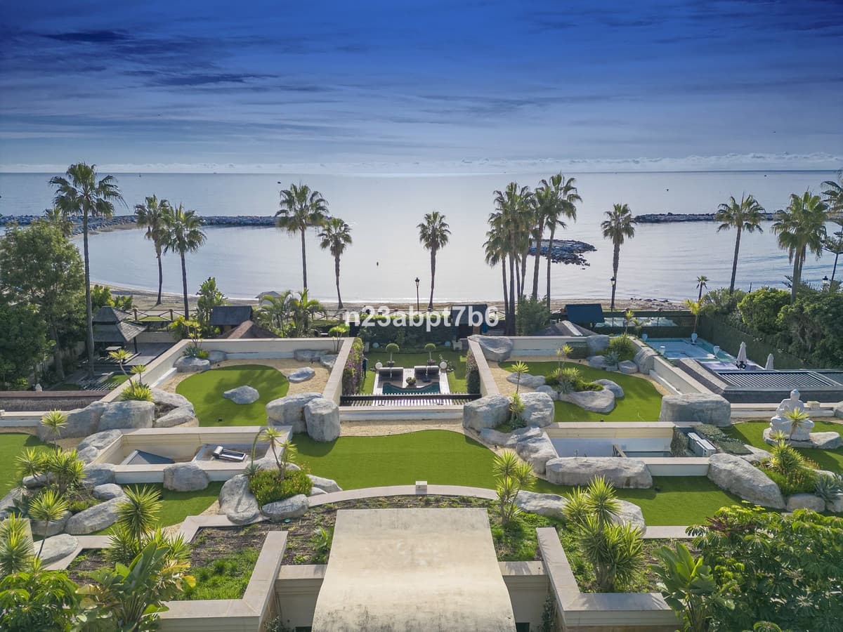 Detached Villa in Puerto Banús — photo 1 of 10