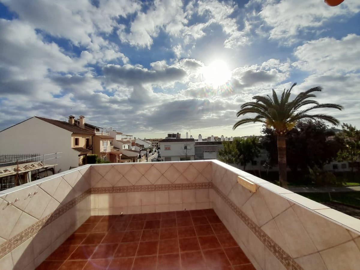Townhouse in Las Lagunas — photo 1 of 10