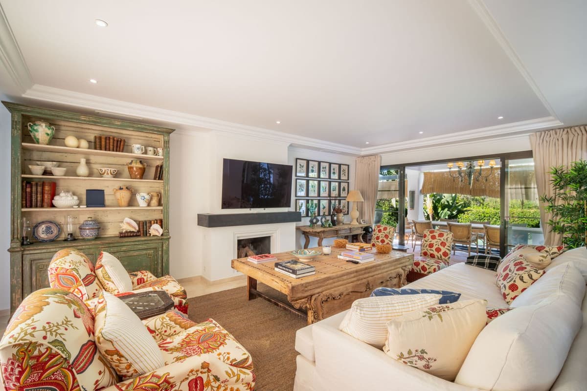 Detached Villa in La Quinta — photo 2 of 10