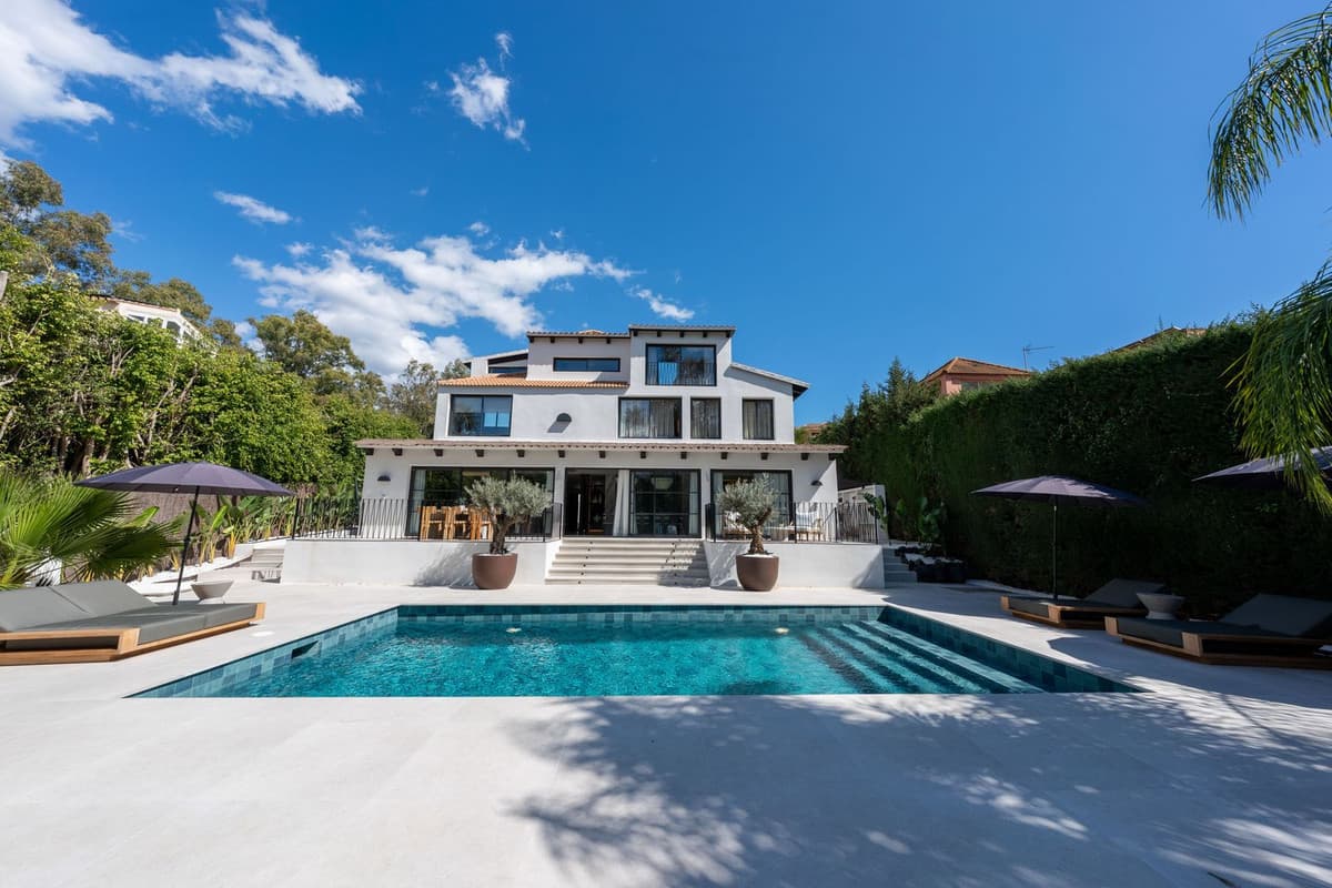 Detached Villa in Nueva Andalucía — photo 1 of 10