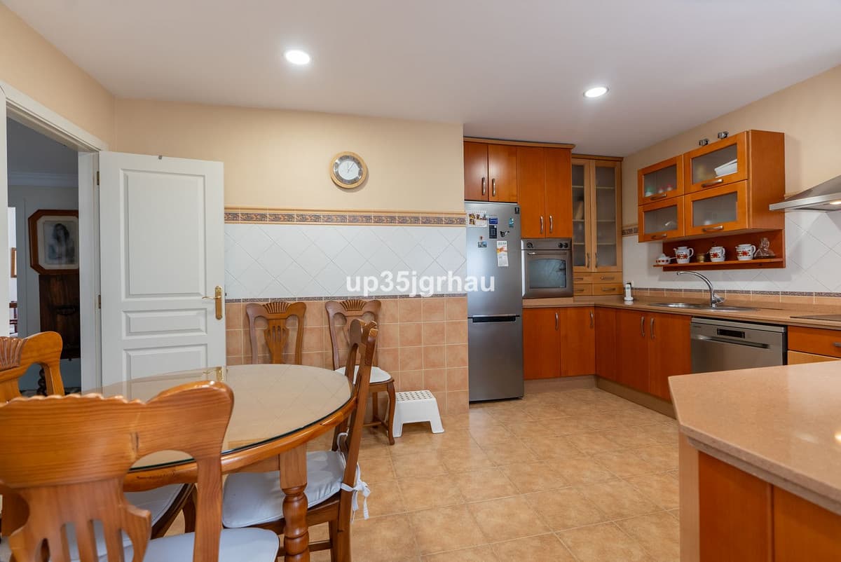 Middle Floor Apartment in Estepona — photo 10 of 10